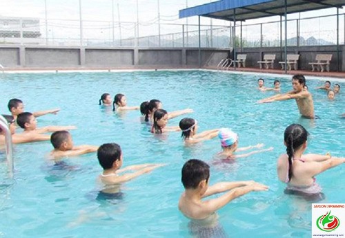 Hồ bơi trong Đại học GTVT